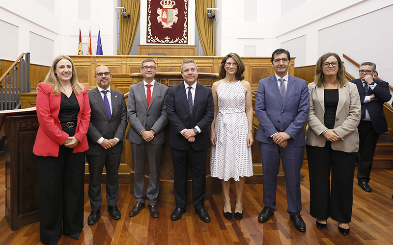 Los integrantes del Consejo junto al presidente de las Cortes, el presidente de la Junta, el vicepresidente segundo y la portavoz del Gobierno